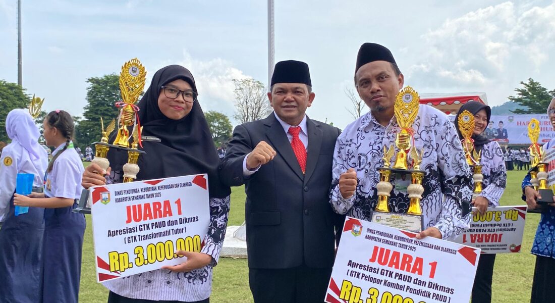 Penyerahan piala apresiasi GTK