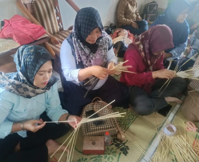 Lestarikan Budaya, Warga Belajar PKBM Putra Mandiri Ikuti Pelatihan Pembuatan Aksesoris Kesenian Kuda Lumping